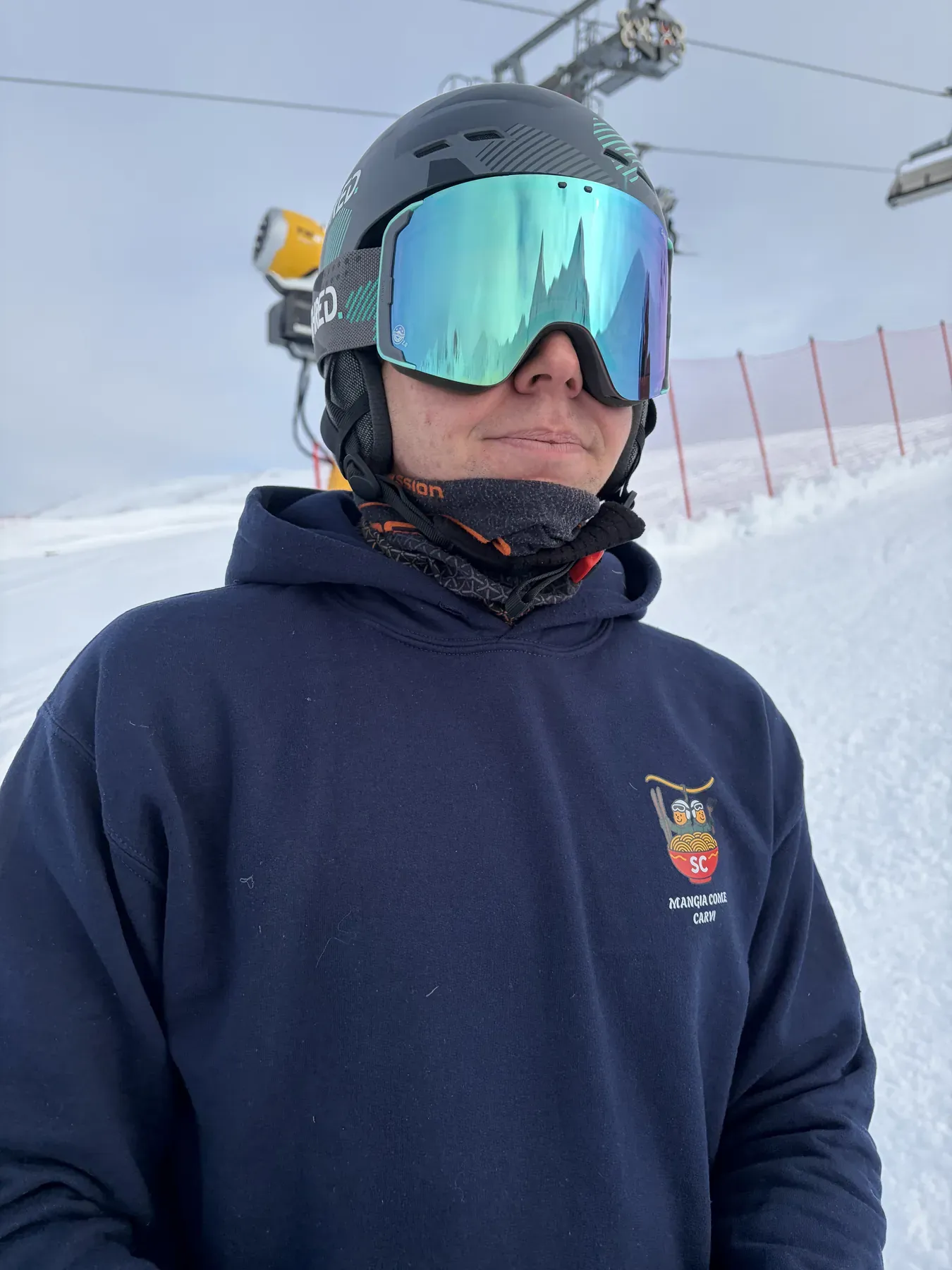 La felpa blu navy indossata sulla pista, logo sul petto